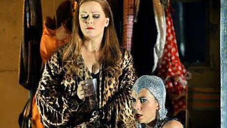 Brünnhilde (Catherine Foster, li.) und Waltraude (Marina Prudenskaya) in einer Szene der "Götterdämmerung"  Foto: Bayreuther Festsp./E. Newrath