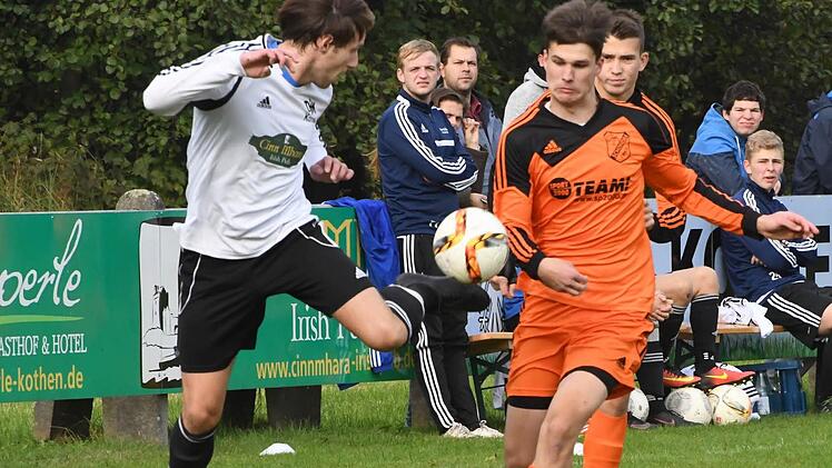 Steuerte den Siegtreffer zum 2:1 bei: Kothens Klaus Walko (links), hier im Duell mit Schondras Peter Leitsch. Foto: Hopf