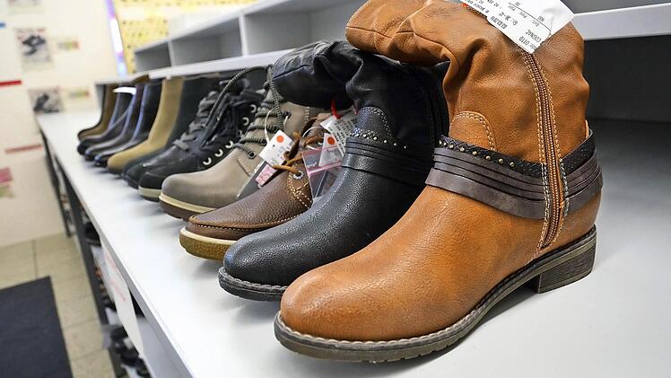 Mit dem Versand von Schuhen begann 1925 der Handel, auch heute sind sie noch ein wichtiger Teil im Angebot des Versandhändlers.