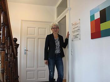 Marion Metzner im Treppenhaus am Eingang zu ihrer Steuerkanzlei. Modern und alt ergänzen sich schon auf den ersten Blick wunderbar. Foto: Ramona Popp