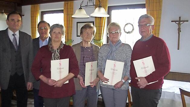 Der KAB-Ortsverband freut sich &uuml;ber die Ehrung langj&auml;hriger Mitglieder. Das Bild zeigt (von links) Kreisvorsitzenden G&uuml;nter Romig, Ortsvorsitzenden Andreas Endes sowie die Jubilare Renate Wich, Irmgard Altmann, Silvia Kreul und Norbert Kreul. Foto: hs