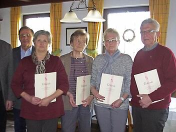 Der KAB-Ortsverband freut sich über die Ehrung langjähriger Mitglieder. Das Bild zeigt (von links) Kreisvorsitzenden Günter Romig, Ortsvorsitzenden Andreas Endes sowie die Jubilare Renate Wich, Irmgard Altmann, Silvia Kreul und Norbert Kreul. Foto: hs