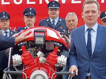 Bürgermeister und Feuerwehrführung freuen sich über das gute Stück. Foto: Doris Weidner