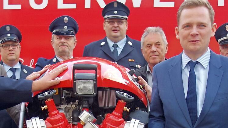 Bürgermeister und Feuerwehrführung freuen sich über das gute Stück. Foto: Doris Weidner