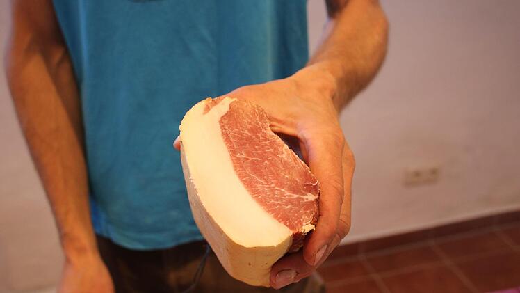 Das fertige Endprodukt. Ein leckerer Schinken von gl&uuml;cklichen Schweinen.Foto: Stefanie Gleixner