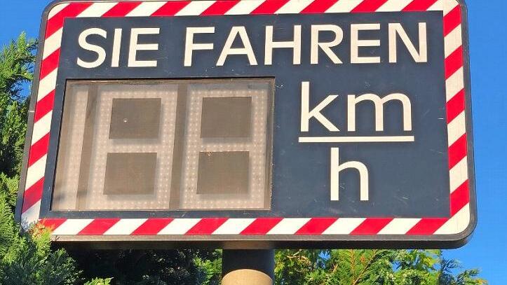 Die Gemeinde Wilhelmsthal will nun auch in Steinberg die Autofahrer mit einer digitalen Messung auf ihre Geschwindigkeit aufmerksam machen.  Foto: Michael Wunder