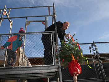 In Elsa war es zwar kein Richtkranz, der den Neubau des Kindergartens beim Richtfest zierte, doch das kleine B&auml;umchen, das Zimmermann Erik Thiel in die H&ouml;he hievte, stand einem Richtkranz in nichts nach.Martin Rebhan