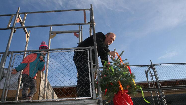 In Elsa war es zwar kein Richtkranz, der den Neubau des Kindergartens beim Richtfest zierte, doch das kleine B&auml;umchen, das Zimmermann Erik Thiel in die H&ouml;he hievte, stand einem Richtkranz in nichts nach.Martin Rebhan
