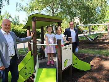 Mia und Sophie haben das neue Spielgerät auf dem Kinderspielplatz für gut befunden, auch wenn die beiden Mädchen fast schon zu groß dafür sind. Bürgermeister Michael Kastl und Ortsreferent Arno Schlembach freuen sich über die Akzeptanz.Foto: Heike Beudert