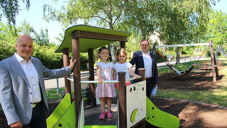 Mia und Sophie haben das neue Spielgerät auf dem Kinderspielplatz für gut befunden, auch wenn die beiden Mädchen fast schon zu groß dafür sind. Bürgermeister Michael Kastl und Ortsreferent Arno Schlembach freuen sich über die Akzeptanz.Foto: Heike Beudert