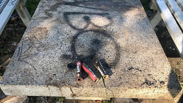 Bänke und Tische in Möhrendorf vermüllt und beschmiert