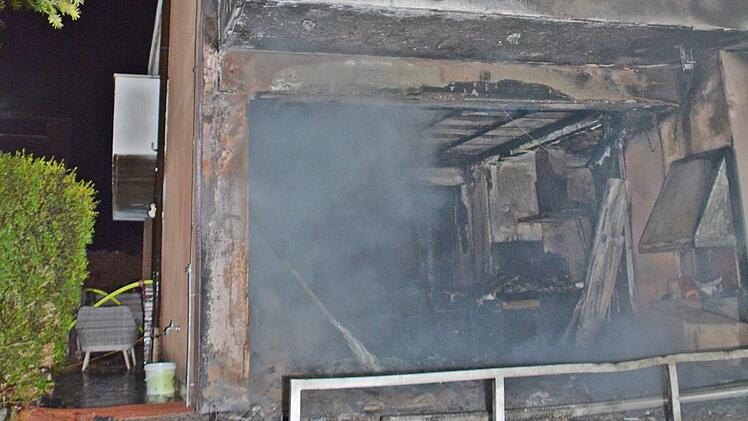 Ein Bild der Verwüstung: Das Erdgeschoß mit dem Bereich der Terrasse, von wo aus sich die Flammen in minutenschnelle auf das gesamte Erdgeschoß ausbreiteten. Foto: Hanns Friedrich