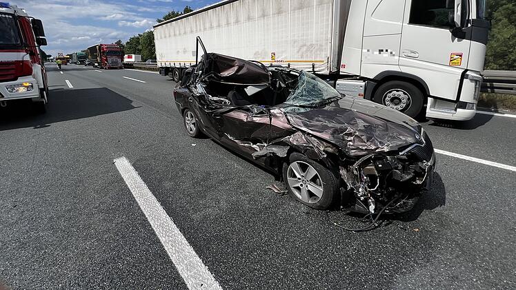 A3 bei Erlangen: Auto verkeilt sich in Sattelzug