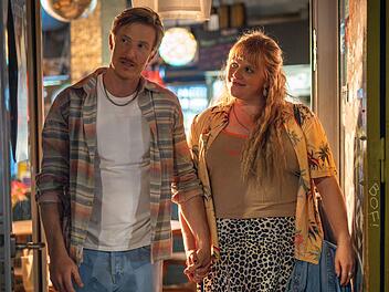 Der ZDF-Herzkino-Film "Liebesbrief an Jenny" erz&auml;hlt die ungew&ouml;hnliche Liebesgeschichte von Jenny (Stefanie Reinsperger) und Timo (Golo Euler).