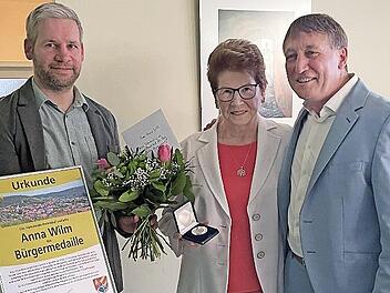 Ramsthals B&uuml;rgermeister Rainer Morper(rechts) und sein Stellvertreter Andreas Neder &uuml;berreichten Anni Wilm als erster Frau in der Gemeinde die B&uuml;rgermedaille.