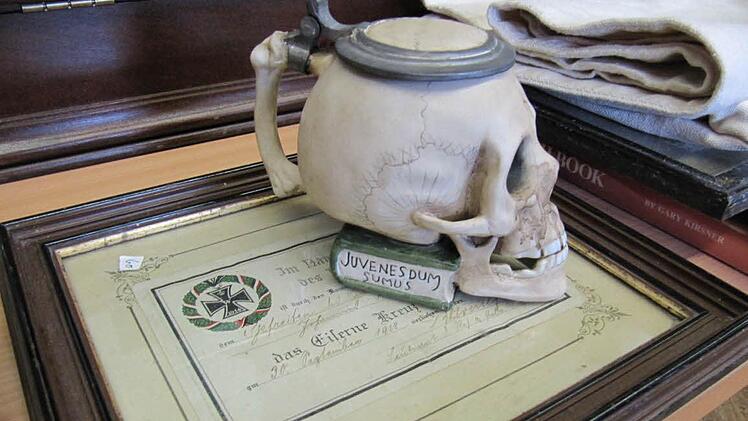 ein kurioses Sammlerstück von 1910 ist dieser Studentenkrug von 1910 mit dem Liedtext von Gaudeamus igitur