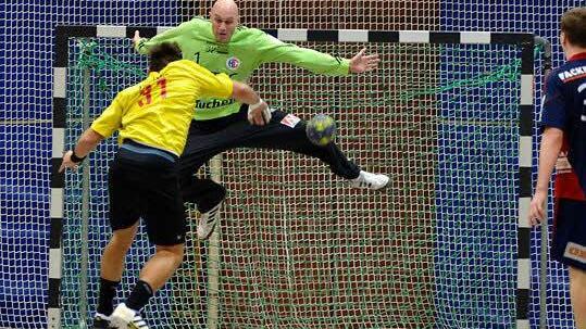 Torwart Andi Bayerschmidt wirft sich in den Versuch des Gästespielers.