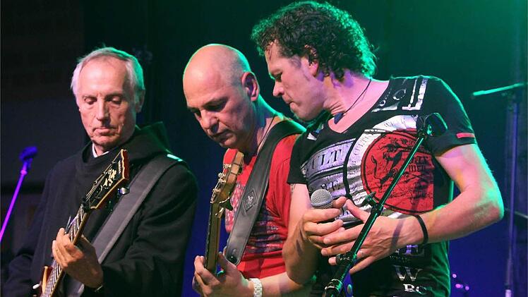 ... und beim Gitarrenspiel.