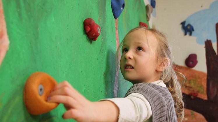 Mathilda ist ein echter Profi an der Kletterwand.