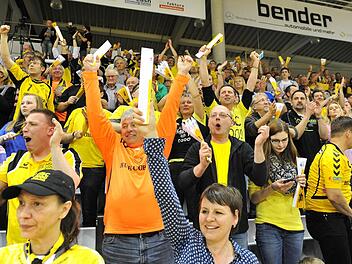 Ausgelassene Freude: Der HSC 2000 Coburg steigt in die zweite Handball-Liga auf. Foto: Geldner