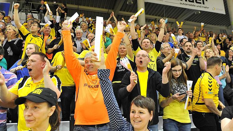 Ausgelassene Freude: Der HSC 2000 Coburg steigt in die zweite Handball-Liga auf. Foto: Geldner