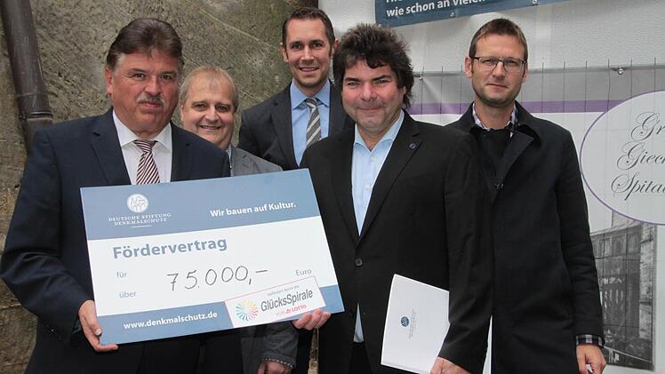 Über die finanzielle Unterstützung für die Sanierung des Gebetserkers freuen sich vom Stiftungsvorstand der gräflich-giech'schen Stiftung (von links) Vorsitzender Landrat Klaus Peter Söllner sowie die weiteren Mitglieder Klaus Bodenschlägel und Thurnaus Bürgermeister Martin Bernreuther, der Kurator der Deutschen Stiftung Denkmalschutz, Uwe Franke, und Jörg Urban von der Lotto-Bezirksstelle Bayreuth (die Glücksspirale unterstützt den Denkmalschutz). Foto: Jürgen Gärtner
