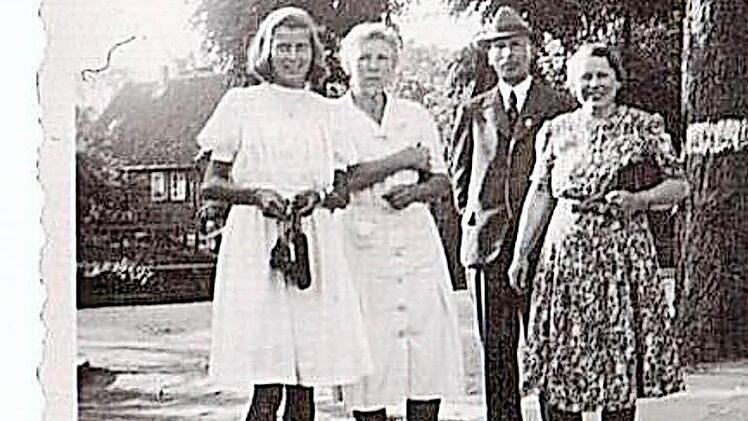 Das einzige, was Eva Flanderka (links) aus ihrer fr&uuml;heren Heimat retten konnte: ein Foto, das sie mit ihrer Familie in ihrem Heimatort Tiegenhof an der Danziger Bucht zeigt. Fotos und Repros: Wolfgang Schoberth