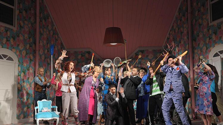 Szene aus der Neuinszenierung von Otto Nicolais "Die lustigen Weiber von Windsor" am Landestheater Coburg. Foto: Andrea Kremper