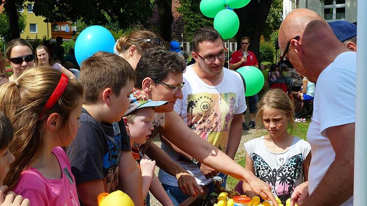 Entenrennen beim Familienfest. Foto: Brigitta Kempe-Wolf