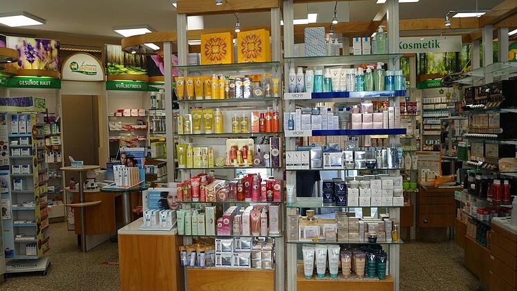 Neben Medikamenten gehören auch Kosmetikartikel verschiedener Firmen zum Segment der Lamm-Apotheke, ebenso wie homöopathische und naturheilkundliche Produkte.