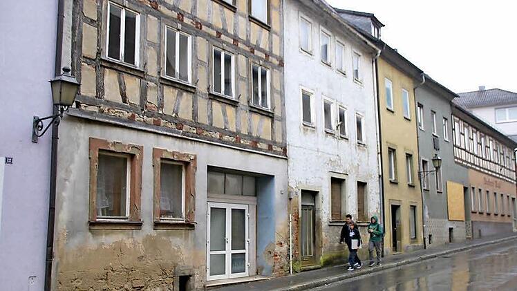 Neben all den gelungenen Sanierungen, gibt es auch noch leerstehende Häuser mit dringendem Handlungsbedarf. Aber auch hier wird sich bald etwas ändern. Die Stadt hat zwei der vier Häuser gekauft.  Foto: Thomas Malz