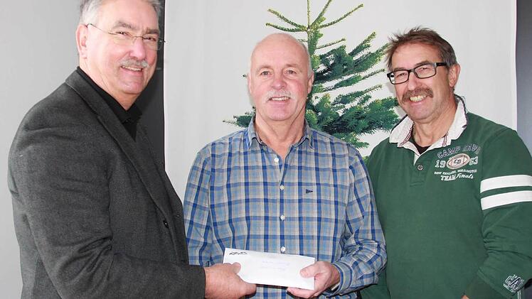 Danke auch an die Poppenrother Musikanten: Dirigent Jürgen Kröckel und Vorsitzender Kurt Müller spenden den Erlös des Weihnachtskonzerts: 450 Euro für die Spenden-Aktion "Weihnachtshilfe". Foto: Carmen Schmitt