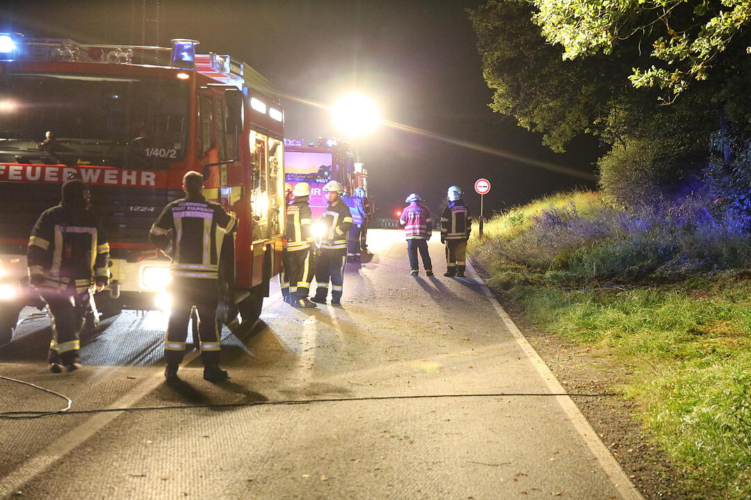 Auto überschlägt sich ab B289 bei Kauerndorf