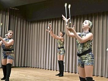 Ist gar nicht so leicht, gleichzeitig zu tanzen und mit Stäben zu jonglieren, wie es die "Majorettes" darboten. Fotos: Gerold Snater