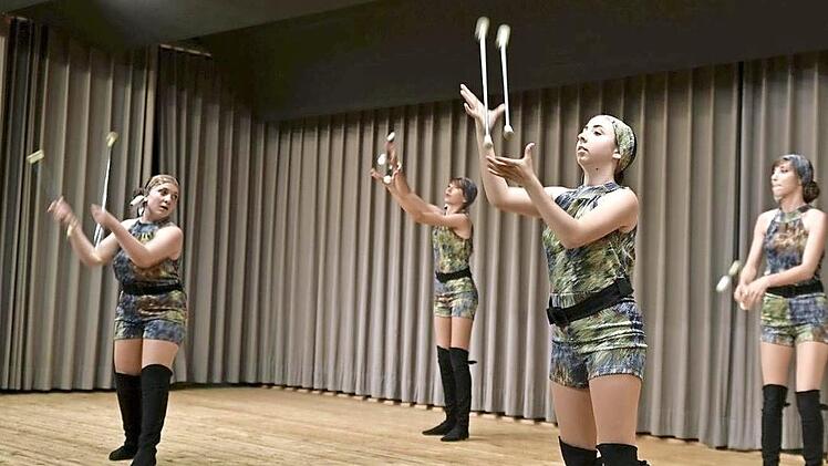 Ist gar nicht so leicht, gleichzeitig zu tanzen und mit Stäben zu jonglieren, wie es die "Majorettes" darboten. Fotos: Gerold Snater