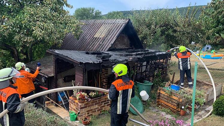 Eine Gartenhütte musste von den Einsatzkräften in Weißenbrunn gelöscht werden. FW Kronach