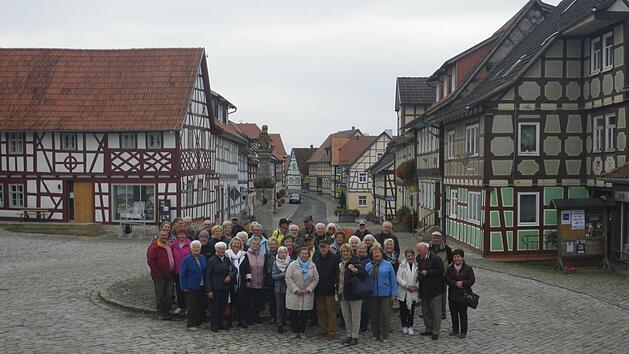 Die Reisegruppe des Heimatvereins Herzogenaurach besuchte die kleinste Stadt Th&uuml;ringens: Ummerstadt. Das kleine St&auml;dtchen wird von den vielen Fachwerkh&auml;usern geziert. Foto: privat