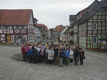 Die Reisegruppe des Heimatvereins Herzogenaurach besuchte die kleinste Stadt Th&uuml;ringens: Ummerstadt. Das kleine St&auml;dtchen wird von den vielen Fachwerkh&auml;usern geziert. Foto: privat