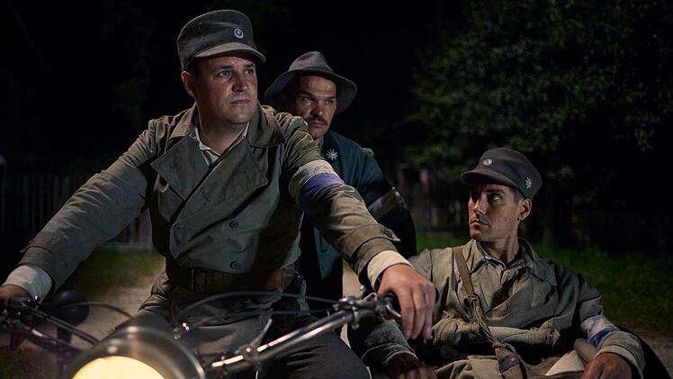 Silvan Heingeiger jr. (Frederic Linkemann, links) steigt nach dem Ersten Weltkrieg zum Leutnant des Freikorps auf. Die Nationalisten machen Jagd auf die erstarkenden Kommunisten. Xaver Tratzelberger (Matthias Ransberger, rechts) und Bertl (Moritz Katzmair) gehören zu seiner treuen Gefolgschaft. Auch als Silvan später zum Sturmführer der SA aufsteigt.