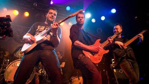 Dire Strats (im Bild) spielen Dire Straits