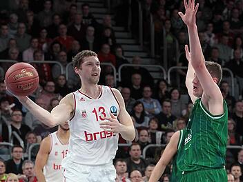 Janis Strelnieks (l.) war einer der sehr wenigen Bamberger, die sich bei der 73:83-Niederlage in Ludwigsburg in guter Form zeigten. Der Lette traf sieben seiner elf Würfe und kam auf 20 Punkte. Foto: sportpress
