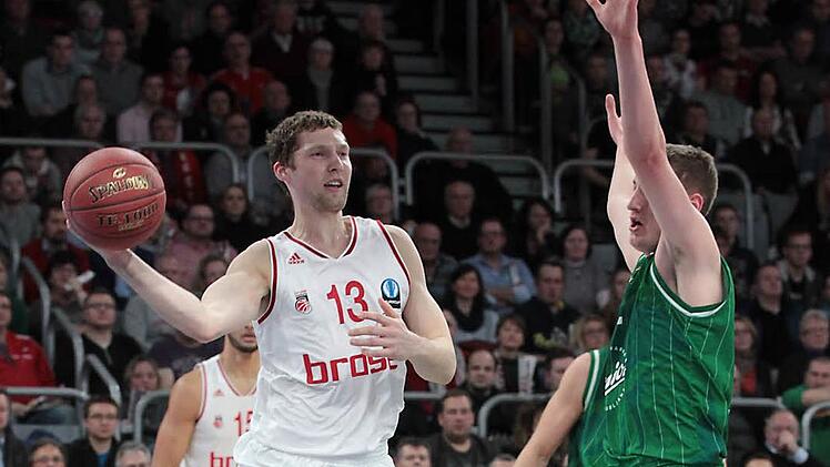 Janis Strelnieks (l.) war einer der sehr wenigen Bamberger, die sich bei der 73:83-Niederlage in Ludwigsburg in guter Form zeigten. Der Lette traf sieben seiner elf Würfe und kam auf 20 Punkte. Foto: sportpress