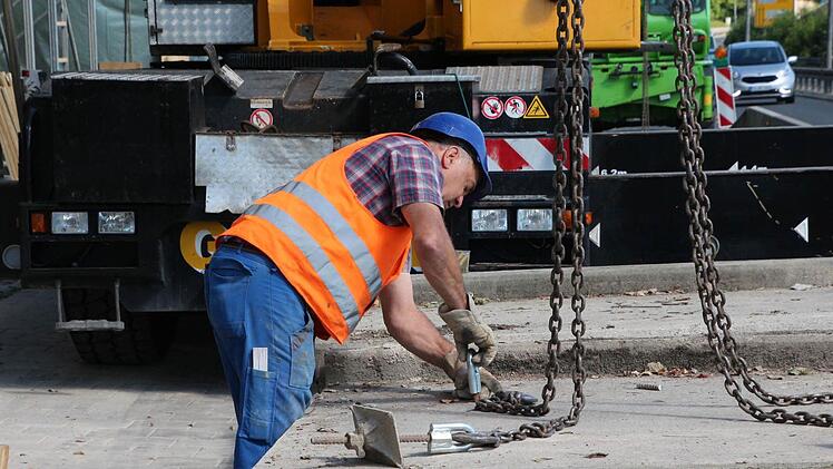 Die Teile hängen an eingerschraubten Ösen. Foto: Simone Bastian
