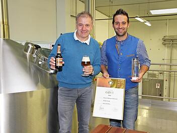 Braumeister Georg Rittmayer (links) und Geschäftsführer Simon Friedrich freuen sich über die Goldmedaille für den Rauchbier-Bock "Smokey George".  Foto: Mathias Erlwein