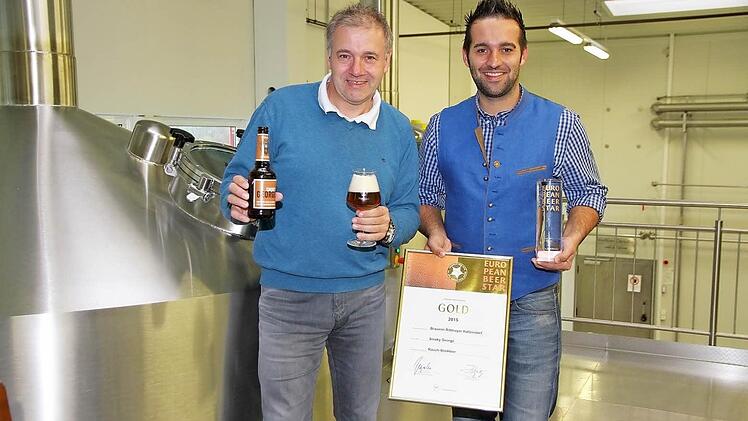 Braumeister Georg Rittmayer (links) und Geschäftsführer Simon Friedrich freuen sich über die Goldmedaille für den Rauchbier-Bock "Smokey George".  Foto: Mathias Erlwein