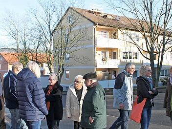 Die Anwohner der Siedlung sind entsetzt, dass ein Mobilfunkmast vor ihrer Haustür installiert wurde. Sie haben erst davon erfahren, als das Dach des Mehrfamilienhauses geöffnet wurde und der Kran und die Installationsfirma angerückt sind. Foto: Sonja Adam