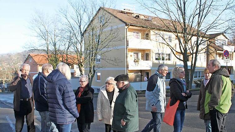 Die Anwohner der Siedlung sind entsetzt, dass ein Mobilfunkmast vor ihrer Haustür installiert wurde. Sie haben erst davon erfahren, als das Dach des Mehrfamilienhauses geöffnet wurde und der Kran und die Installationsfirma angerückt sind. Foto: Sonja Adam
