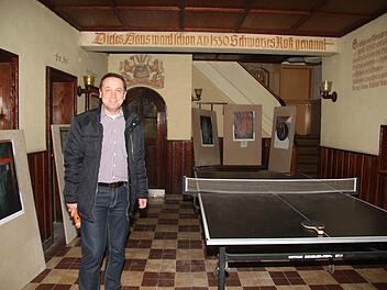 Schon im Jahr 1530 war der Name Schwarzes Roß in Kasendorf geläufig. Im Foyer hat die Jugend ihre Zelte aufgeschlagen. Bürgermeister Bernd Steinhäuser sucht ein langfristiges Nutzungskonzept. Foto: Sonja Adam