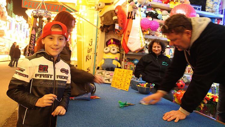 Brandon Pöhlmann (9) versucht sein Glück beim Spickerwerfen. Foto: Sonja Adam