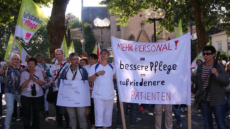 Die Demos haben sich gelohnt: Die Mitarbeiter bekommen 7 Prozent mehr Lohn.  Foto: Markus Klein